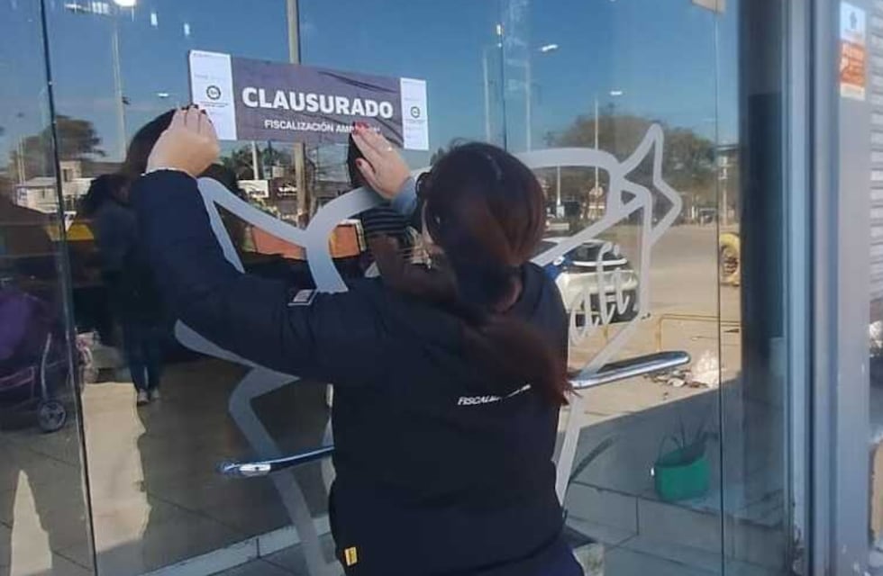 Clausuraron un renombrado frigorífico de Córdoba por tirar restos de carne a la calle
