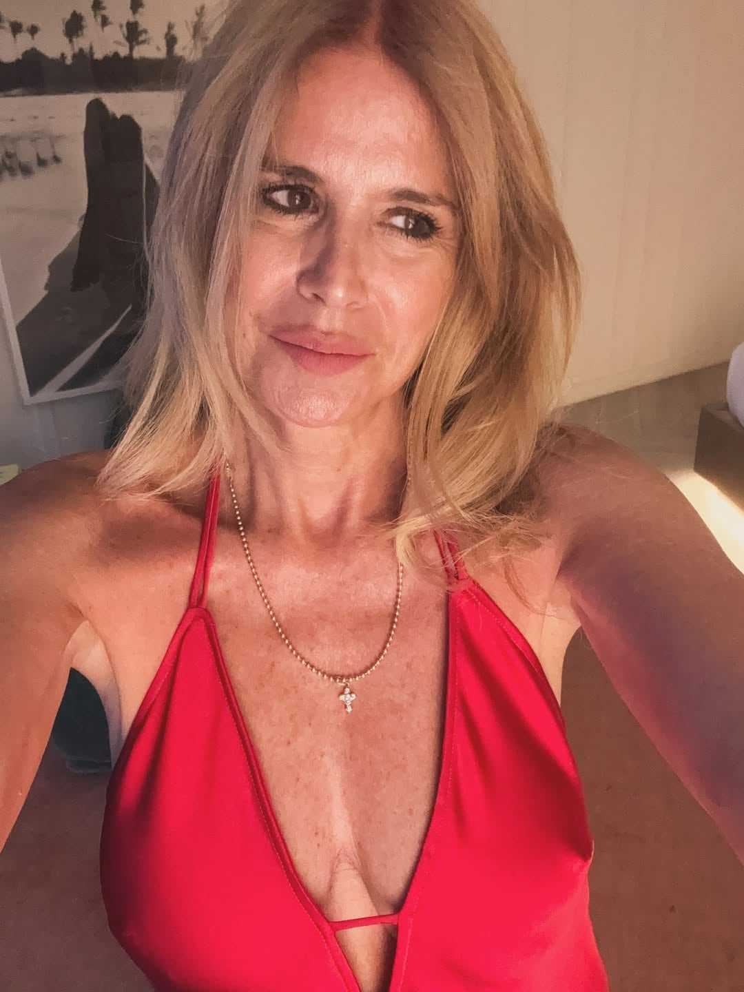A los 59 años, Flavia Palmiero modeló con un vestido rojo pasión y dio cátedra de estilo con un mega escote