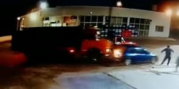 El video del camión chocando reiteradas veces al auto se hizo viral.