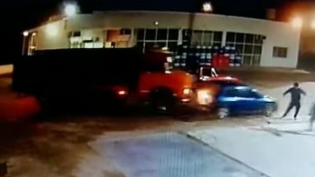 El video del camión chocando reiteradas veces al auto se hizo viral.