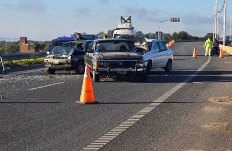 Fuerte choque en cadena en el acceso sur a Rosario: un herido, caos vehicular y un conductor que se dio a la fuga