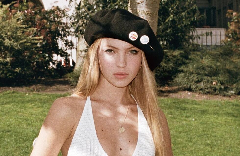 Lila Grace Moss, hija de Kate Moss, conquistó las pasarelas de Milán al desfilar con su bomba de insulina