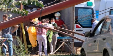 El momento en el que el joven era trasladado a la ambulancia (Infopico)
