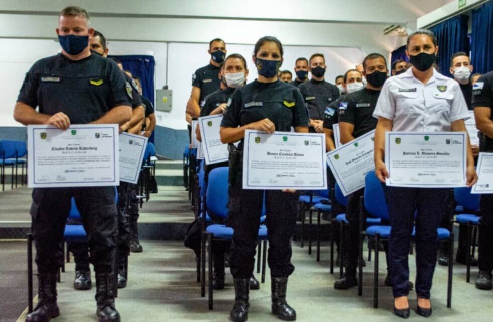 Se hizo entrega de diplomas y certificados a policías capacitados en Perito Verificador y Revenido Electroquímico