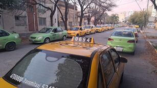 Taxis y remises hacen largas colas para cargar GNC en Córdoba.