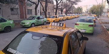 Taxis y remises hacen largas colas para cargar GNC en Córdoba.