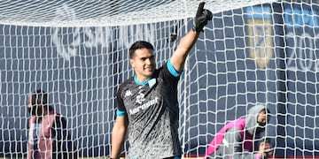 "El Chila" Gómez, arquero de Racing, fue protagonista atajando el penal de González de Boca para asegurar la clasificación a la final. (Gentileza Clarín)