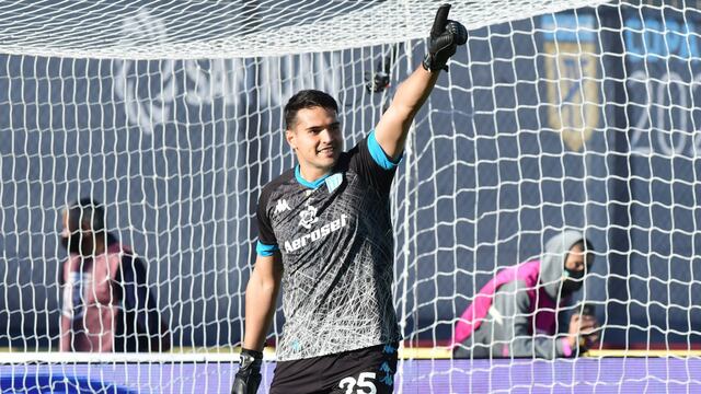 "El Chila" Gómez, arquero de Racing, fue protagonista atajando el penal de González de Boca para asegurar la clasificación a la final. (Gentileza Clarín)