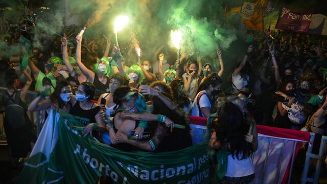 La "marea verde" festejó y se emocionó en las calles de Córdoba por la legalización del aborto el 30 de diciembre de 2020.