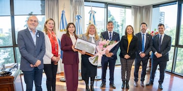 La presidenta de la FAM recibió el reconocimiento de manos del vicegobernador Miguel Acevedo, quien destacó su aporte académico y judicial.