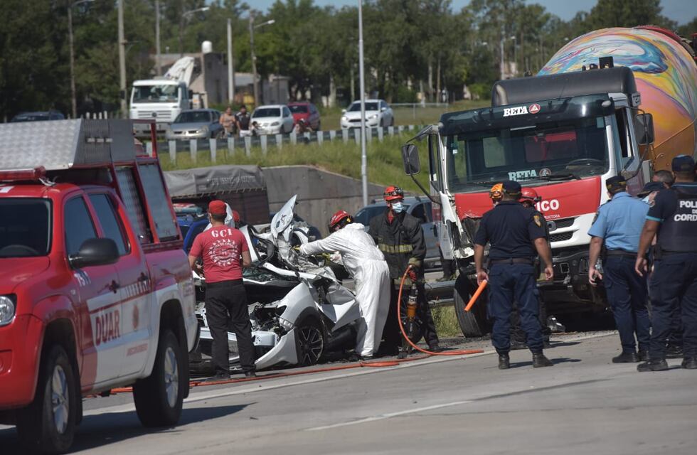 Accidente fatal en avenida Circunvalación: un camión aplastó a un auto