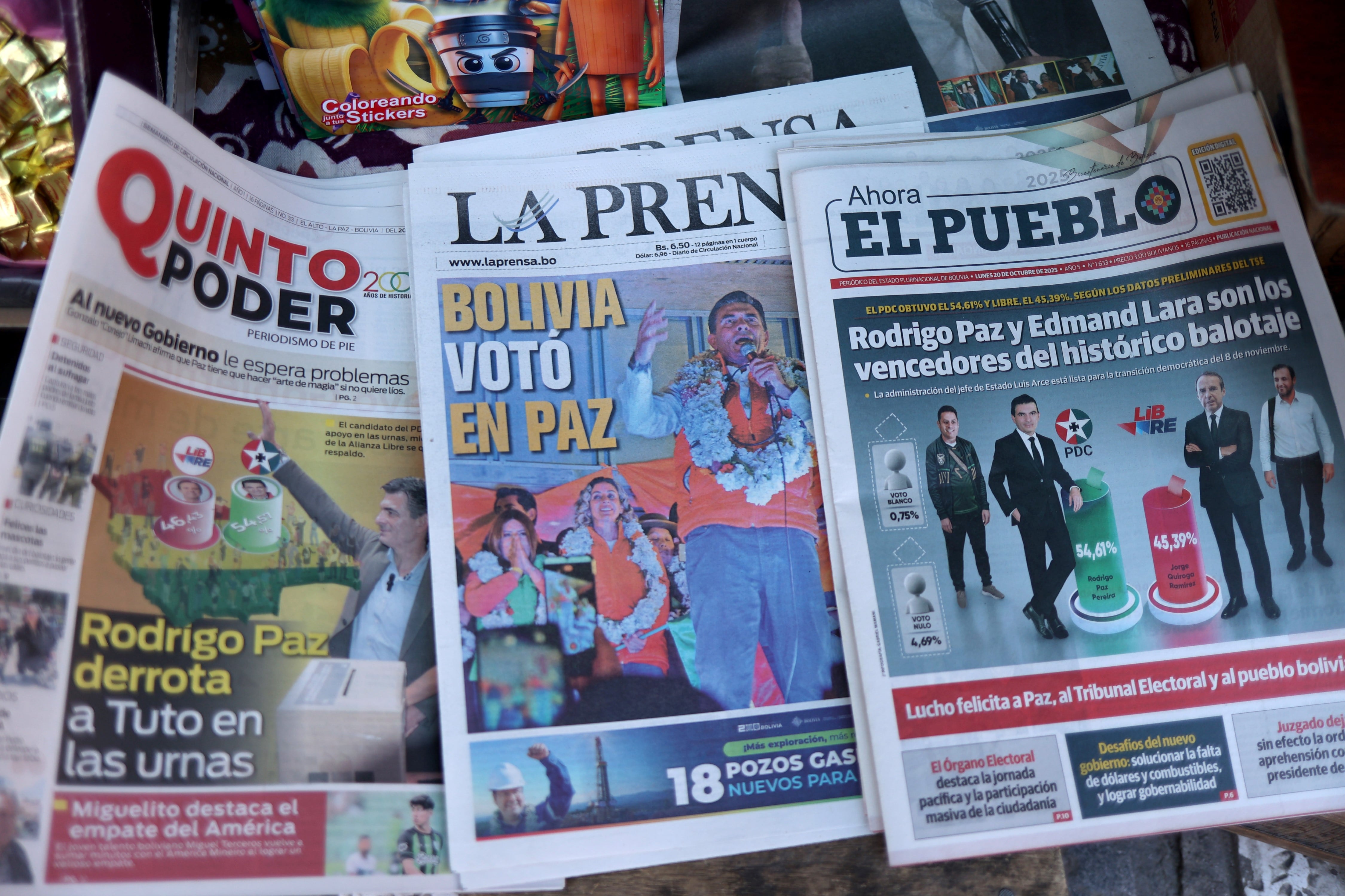 Primera plana de los periódicos que anunciaron este lunes en La Paz los resultados de la segunda vuelta presidencial. Bolivia afronta un corto período de transición después de la victoria del centrista Rodrigo Paz Pereira en los comicios del domingo último.