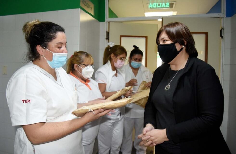 Roxana Machado de Arroyito que fue muy golpeada por el Covid 19 tuvo un hermoso gesto con el personal de la salud