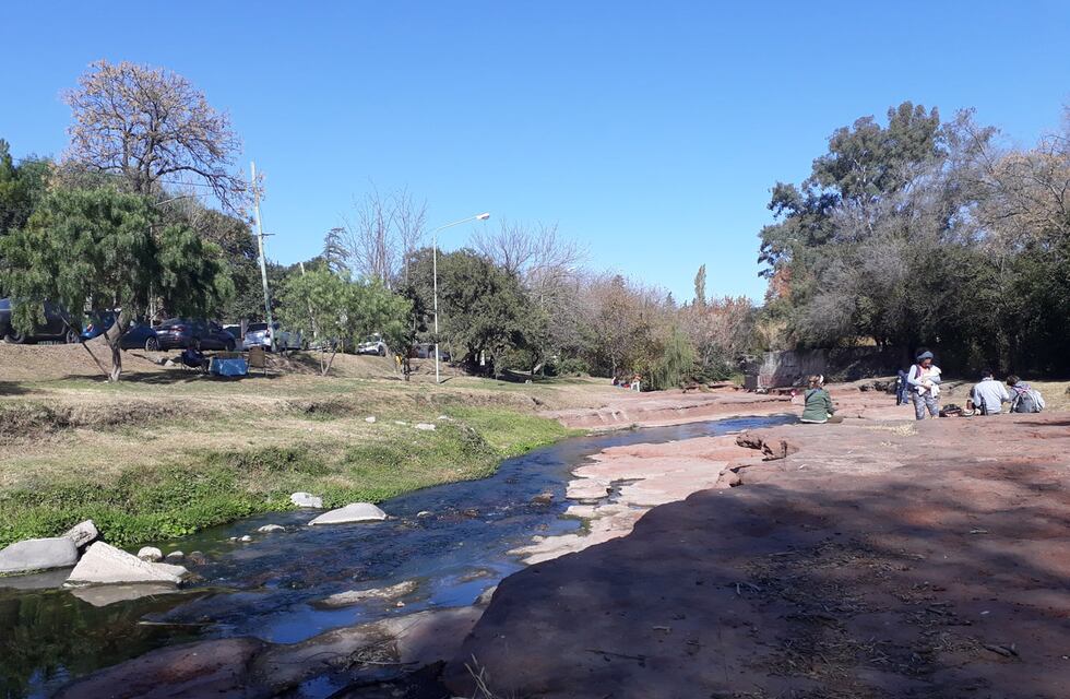 Cruzaban el río de Saldán y se pegaron un ‘sustazo’ por la inesperada aparición de un animal en el agua