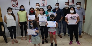 Entrega de certificados a niños en Eldorado.