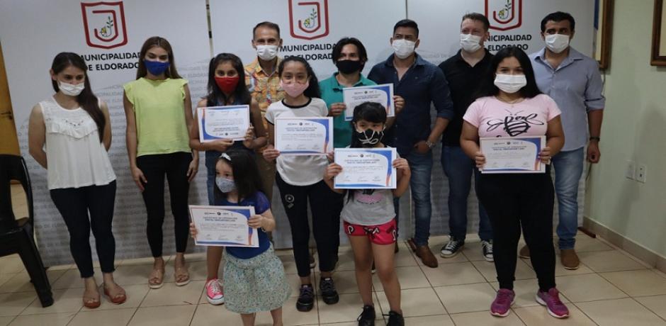 Entrega de certificados a niños en Eldorado
