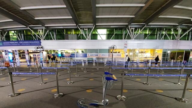 Postal de Ezeiza en pleno cierre de fronteras. (Foto: Clarín)