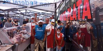 Trabajadores marplatenses trabajaron con sus puestos de carne y pescado en pleno corazón de Buenos Aires.