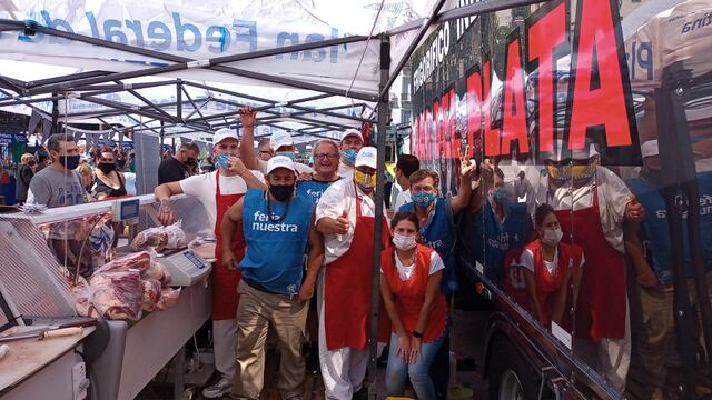 Trabajadores marplatenses trabajaron con sus puestos de carne y pescado en pleno corazón de Buenos Aires.