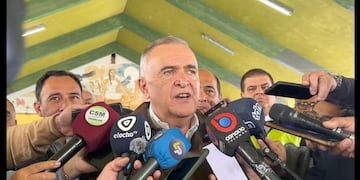 Con boleta única nacional y cuarto oscuro provincial, Jaldo resaltó que el proceso electoral transcurre sin inconvenientes. (Foto Vía Tucumán)