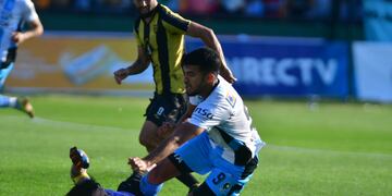 La polémica de la final. Leandro Fernández cayó en el área y todo Racing se descontroló en el reclamo al árbitro (Federico López Claro).