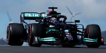 Hamilton. El británico en acción con su Mercedes por Portugal. (AP)