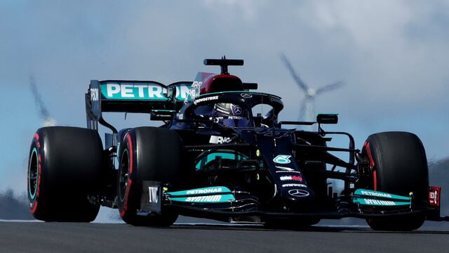 Hamilton. El británico en acción con su Mercedes por Portugal. (AP)