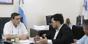 Medina Ruiz y el delegado López, evaluando acciones concretas para jerarquizar el servicio sanitario de la zona.
