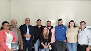 El Senador Alcides Calvo visitó la localidad de Saguier para hacer entrega de un electrocardiógrafo al SAMCo local.