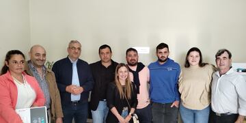 El Senador Alcides Calvo visitó la localidad de Saguier para hacer entrega de un electrocardiógrafo al SAMCo local.