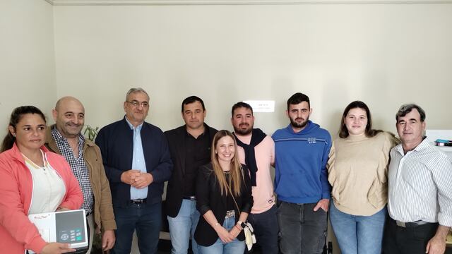 El Senador Alcides Calvo visitó la localidad de Saguier para hacer entrega de un electrocardiógrafo al SAMCo local.