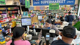 La cajera Rosa Dilone ayuda a los clientes en el supermercado Mi Tierra, el 16 de mayo de 2024, en Hazleton, Pensilvania.  (AP Foto/Mark Scolforo, Archivo)