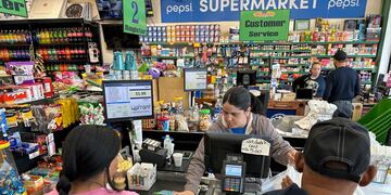 La cajera Rosa Dilone ayuda a los clientes en el supermercado Mi Tierra, el 16 de mayo de 2024, en Hazleton, Pensilvania.  (AP Foto/Mark Scolforo, Archivo)