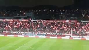 Los disparos del enfrentamiento entre barras de Instituto fue sobre calle Sucre, a pocas cuadras del estadio (La Voz archivo)