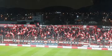 El banderazo de los hinchas de Instituto para recibir a su equipo, en la previa del duelo ante Estudiantes de La Plata. (La Voz)