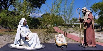 María, José y el Niño en su humilde cuna de tiento y paja, tierna imagen que domina el centro de la escena de pesebre jujeño.