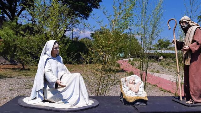 María, José y el Niño en su humilde cuna de tiento y paja, tierna imagen que domina el centro de la escena de pesebre jujeño.