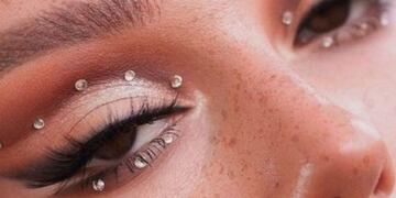 La nueva moda implica incorporar el brillo a un look, con gemas, gel o polvo.