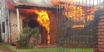 Familia se quedó con puesto tras incendiarse su vivienda en Posadas
