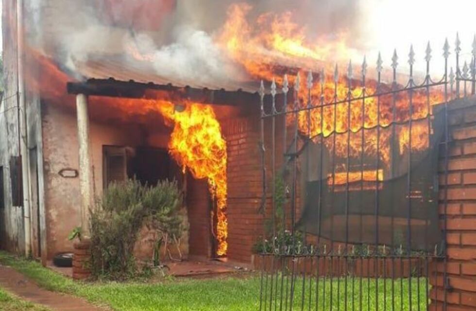 Familia se quedó con lo puesto tras incendiarse su vivienda en Posadas