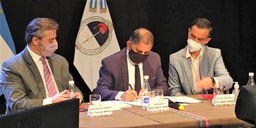 El intendente Jorge al momento de firmar el acuerdo de hermanamiento entre San Salvador de Jujuy y la ciudad de Campo Grande (Brasil).