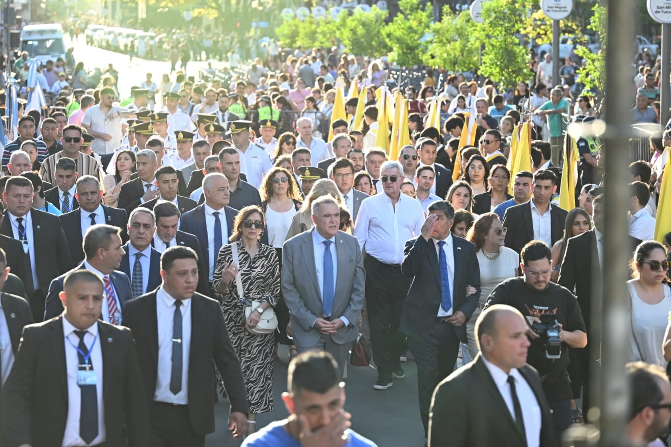 El gobernador encabezó los actos por la Batalla de Tucumán y acompañó la procesión que culminó en plaza Independencia.