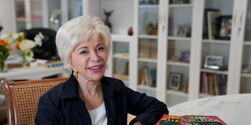 ARCHIVO - La autora Isabel Allende posa en su estudio de escritura en Sausalito, California, el 12 de abril de 2023. (Foto AP/Eric Risberg, archivo)