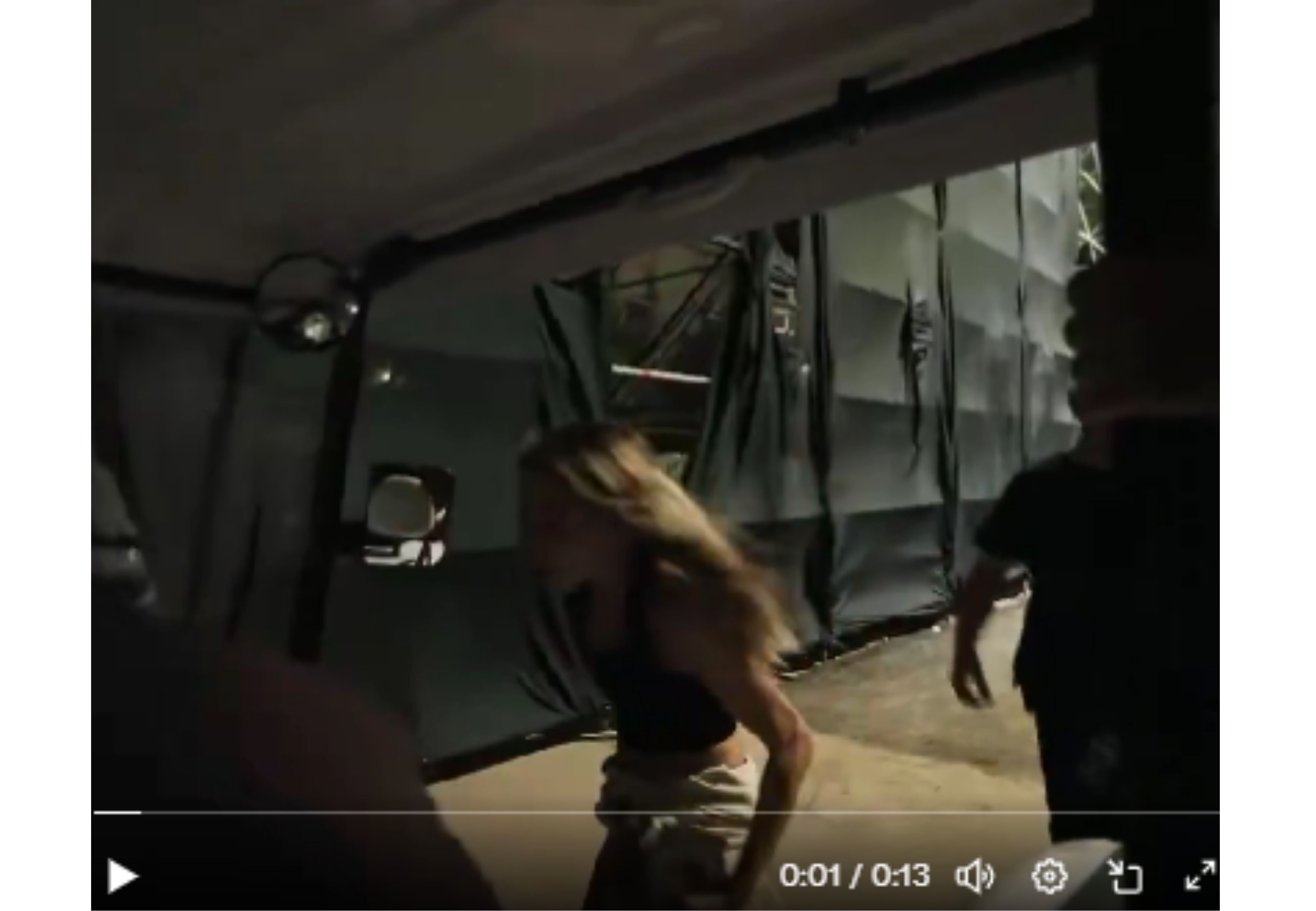 El momento en el que Tini se sube al carrito de golf.