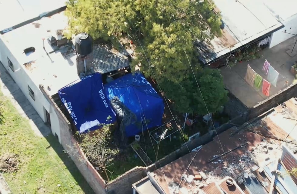 Video: el momento en el que las cámaras graban al hombre que entró a la casa donde ocurrió el crimen en Florencio Varela y se roba posibles pruebas