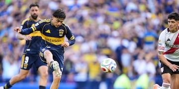 Exequiel Zeballos marcó el 1-0 de Boca ante River por la Liga Profesional. (AP)