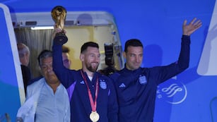 Lionel Scaloni y Lionel Messi, la histórica foto en Ezeiza con la Copa. Foto: AP