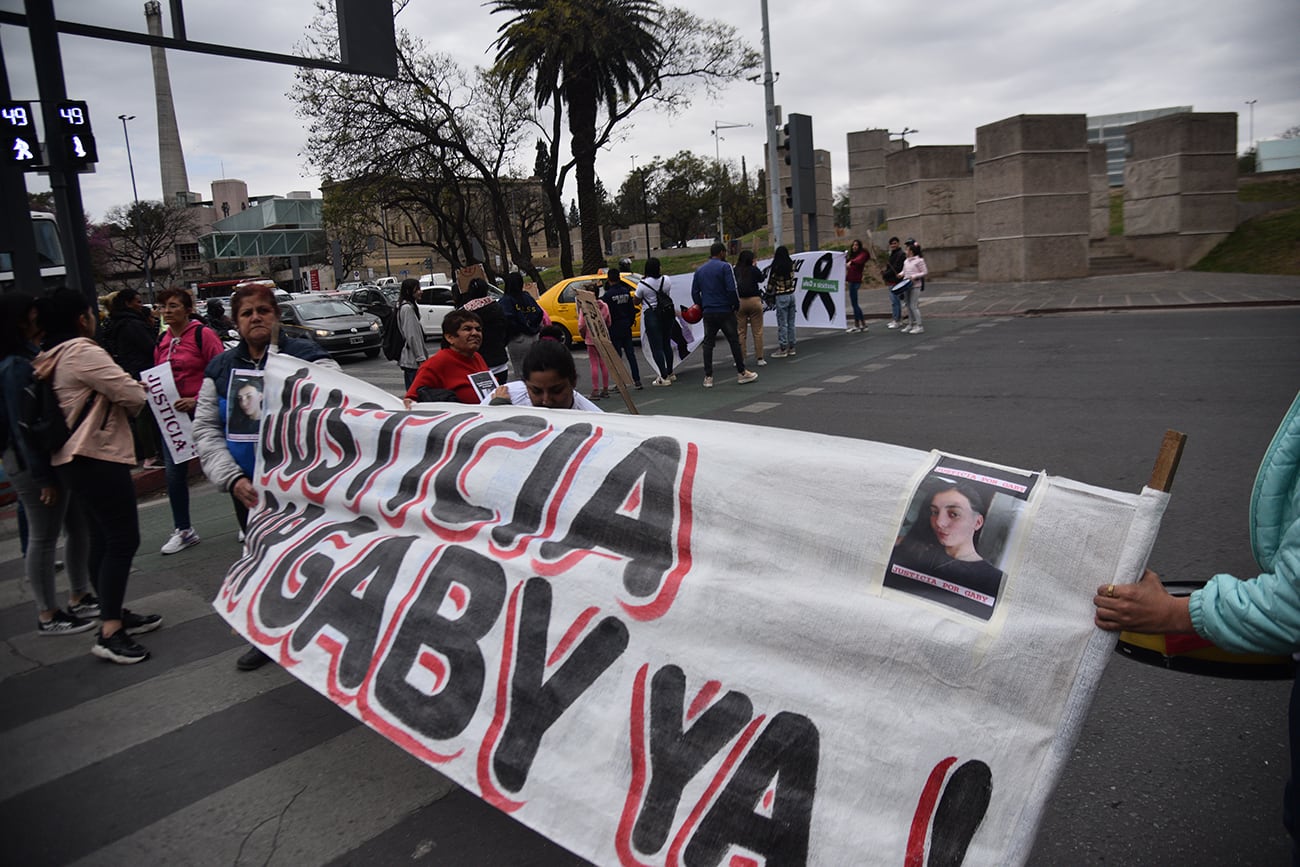 La familia de Gabriela Pérez marcha hasta el Soelsac en reclamo de justicia. (Pedro Castillo / La Voz)