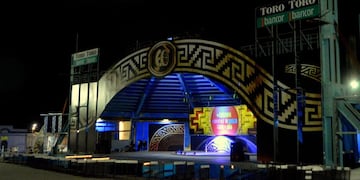 El escenario mayor en la Plaza Próspero Molina a minutos de la tan afamada arenga. (Foto: Facebook / Aquí Cosquín).