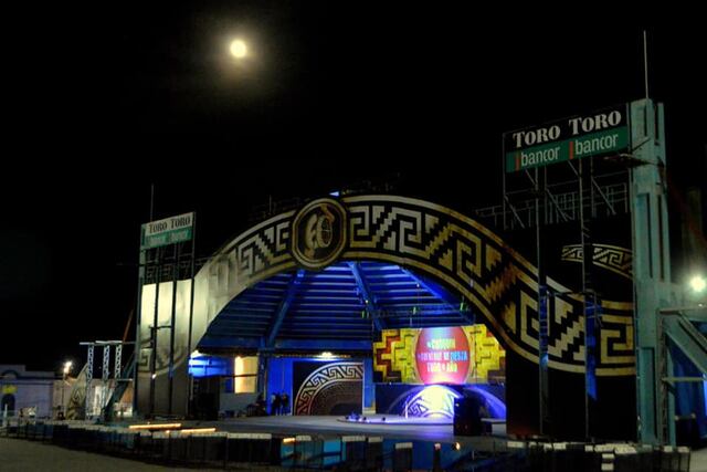 El escenario mayor en la Plaza Próspero Molina a minutos de la tan afamada arenga. (Foto: Facebook / Aquí Cosquín).
